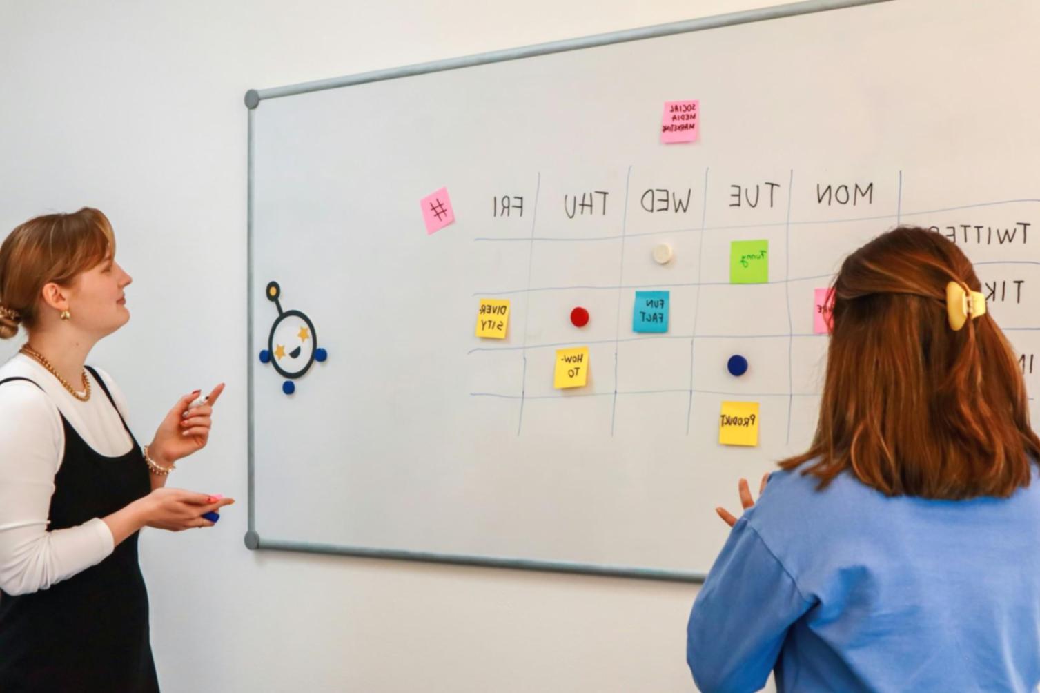 Budgetplanung Arbeitsplatz mit Dokumenten und Laptop