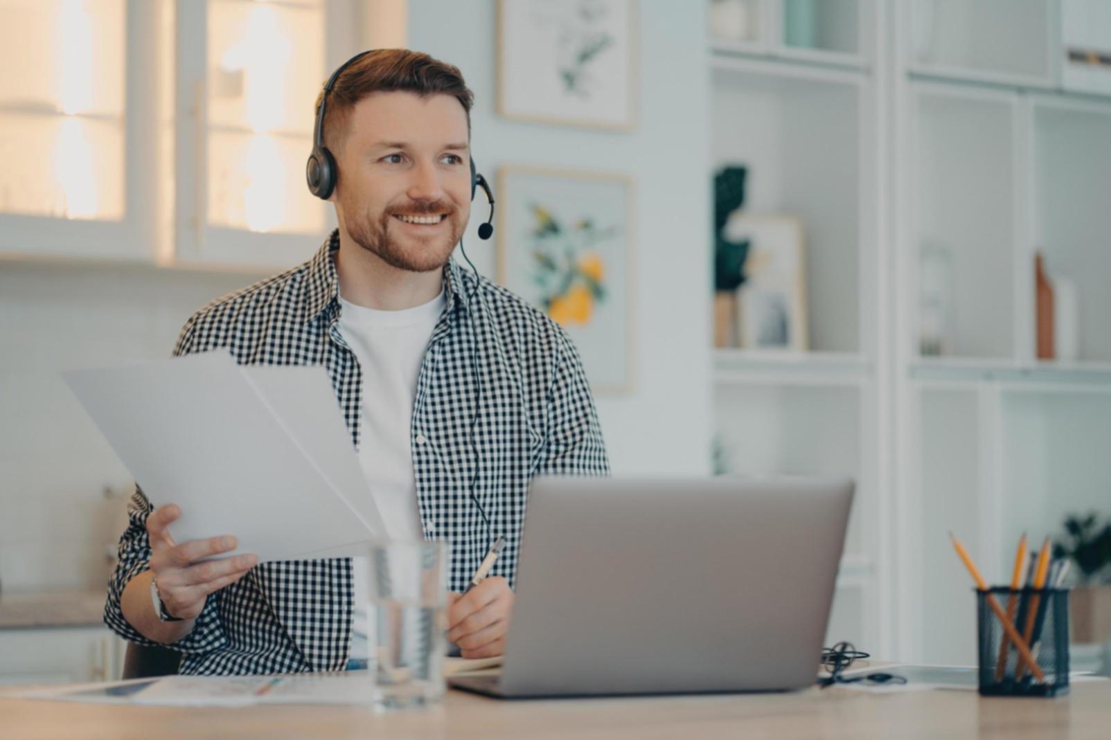 Moderne Arbeitsplatz-Konfiguration mit mehreren Monitoren für professionelle Budgetplanung